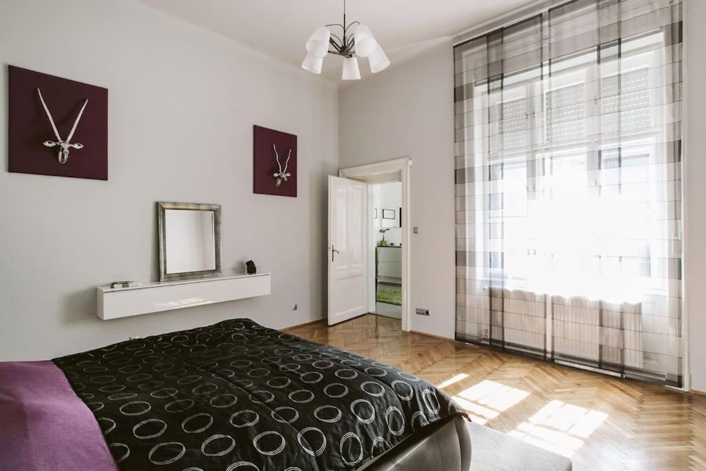 Lovely Purplish Apartment Heart Of The City Budapest Ngoại thất bức ảnh