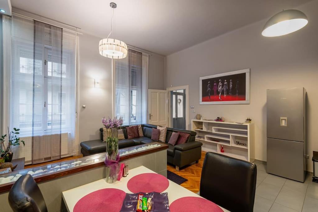 Lovely Purplish Apartment Heart Of The City Budapest Ngoại thất bức ảnh