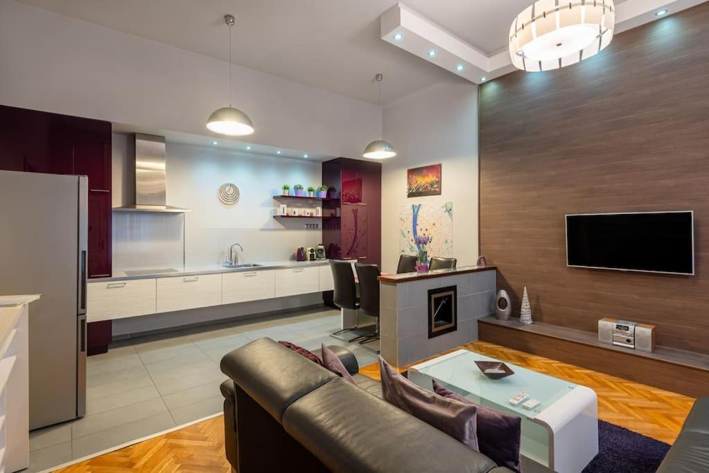 Lovely Purplish Apartment Heart Of The City Budapest Ngoại thất bức ảnh