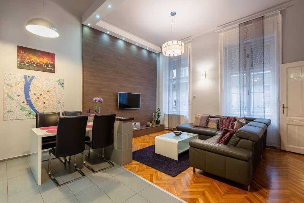 Lovely Purplish Apartment Heart Of The City Budapest Ngoại thất bức ảnh
